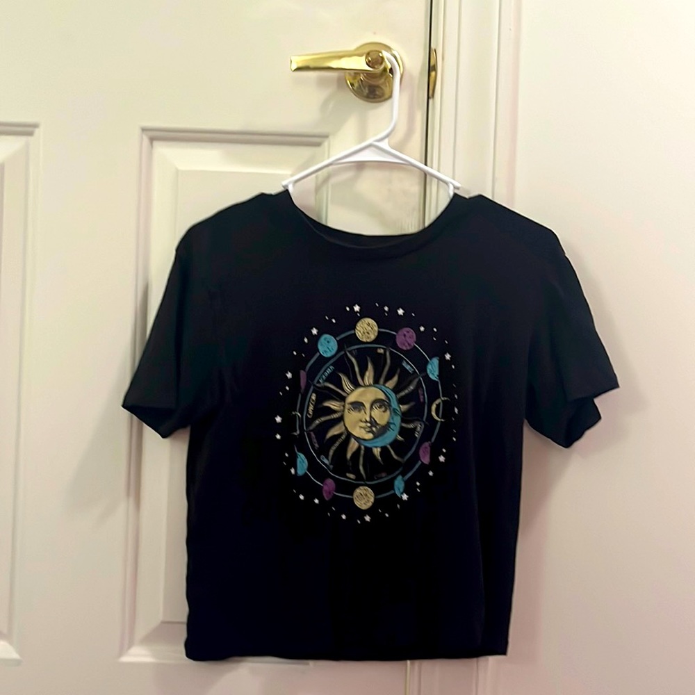 Black cropped t-shirt